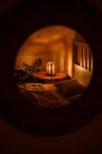 Stolni dřevěná lampa Tria Costa v interiéru potmě v zrcadle.