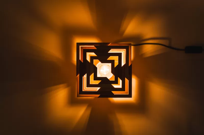 Stolní lampička - Tria Chin - Stínové efekty - Space Root - 2