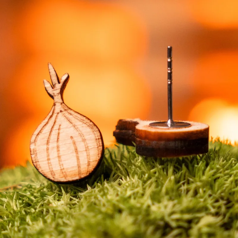 drevene-nausnice-space-root-motiv-cibule-interier-mech-titulni-detail