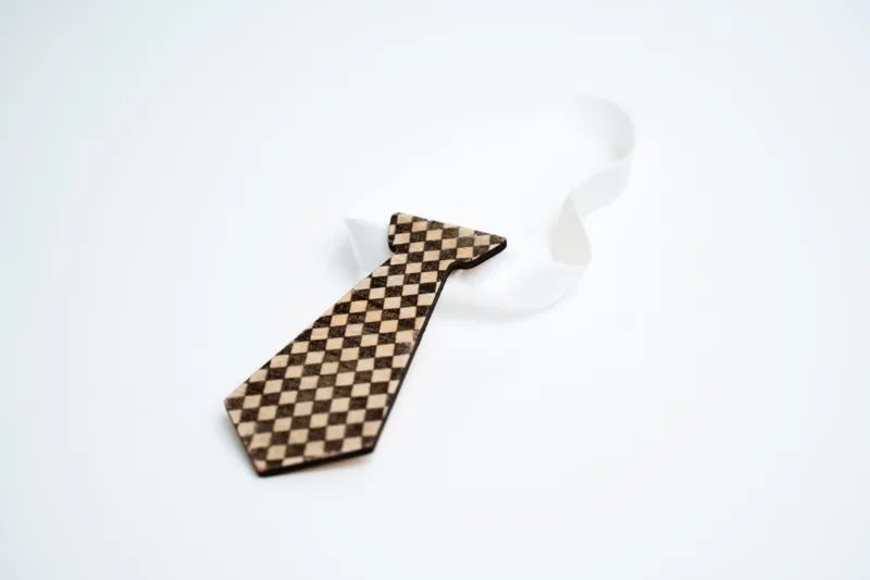 Kravata s bílou gumičkou_čtverečková_tmavá