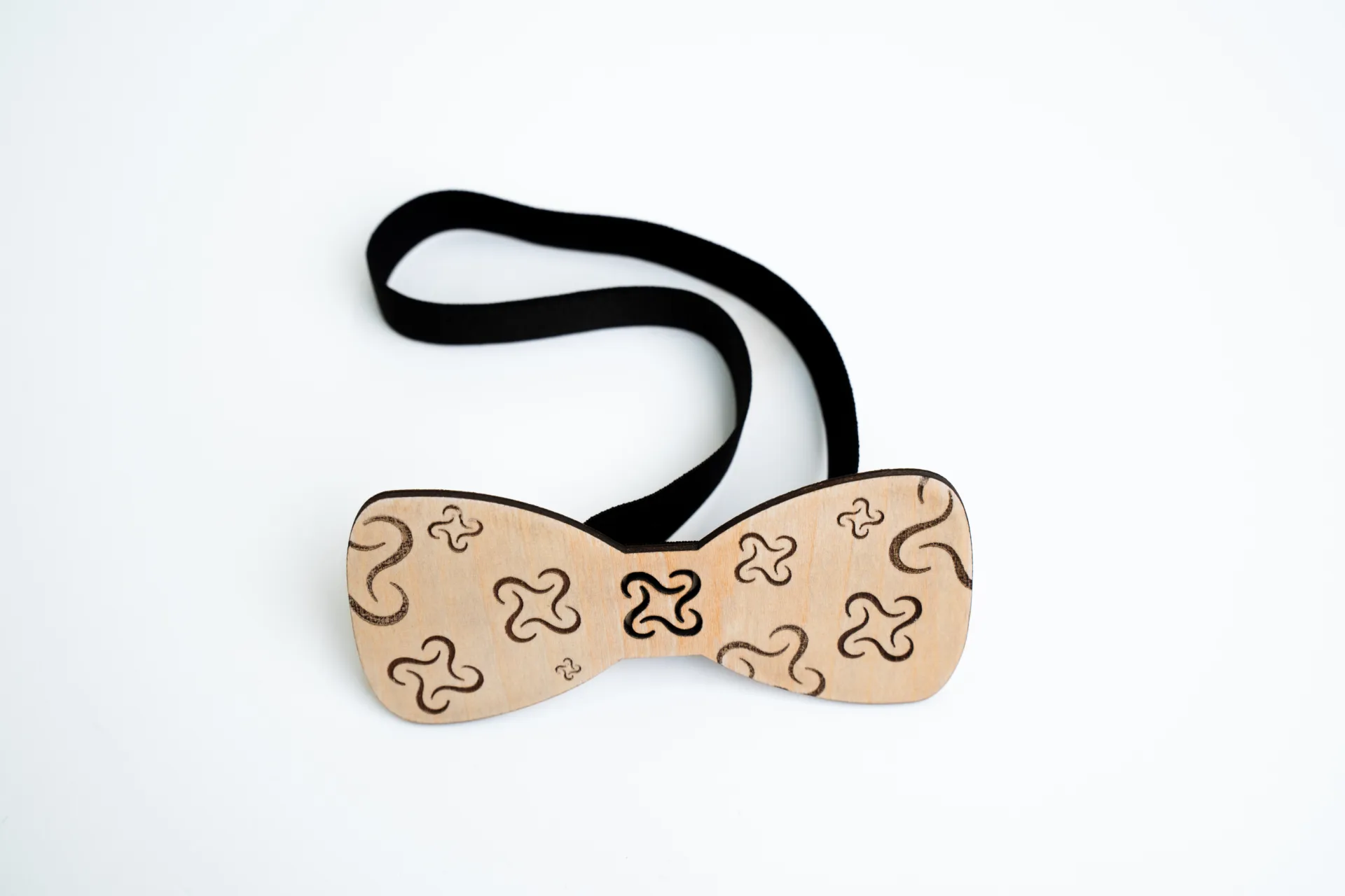 Motýlek s černou gumičkou_Spaceroot_světlý