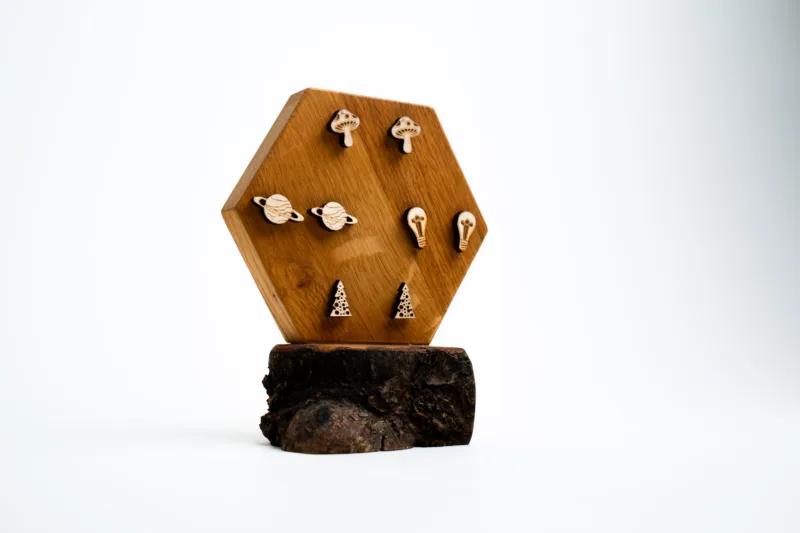 Stojan na náušnice - Space root - Oliver 2