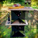 Vinný stolek - Bon Vit - je vyrobený z černého lamina a dubových desek. Fotka zepředu s občerstvením.