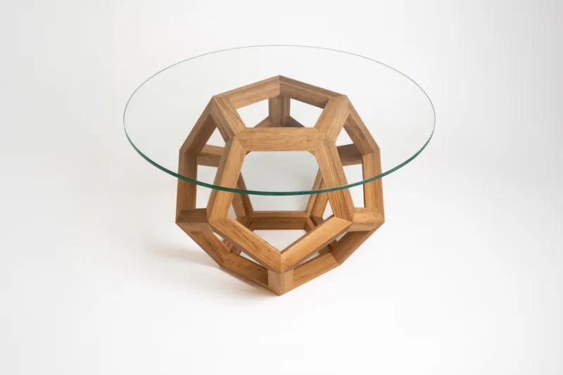 Precizně zpracovaná podnož ve tvaru dodekaedru dodává vzdušnost a moderní eleganci. Ideální pro stylové interiéry.