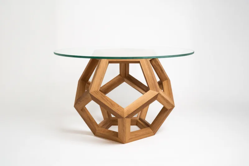 Konferenční stůl Bon Lioro spojuje dubové dřevo a tvrzené sklo v jedinečné geometrické kompozici.