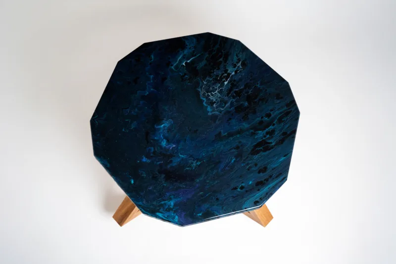 Konferenční dubový stůl Bon Verto s dekorační akrylovou deskou Lume Noct pohled shora.