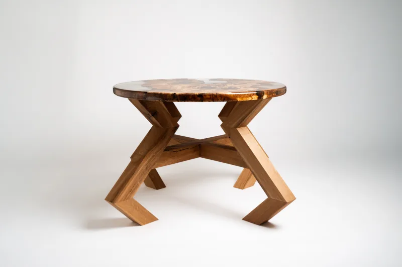 Konferenční dubový stůl Bon Verto s dekorační epoxidovou deskou Oliv Auris pohled ze strany.