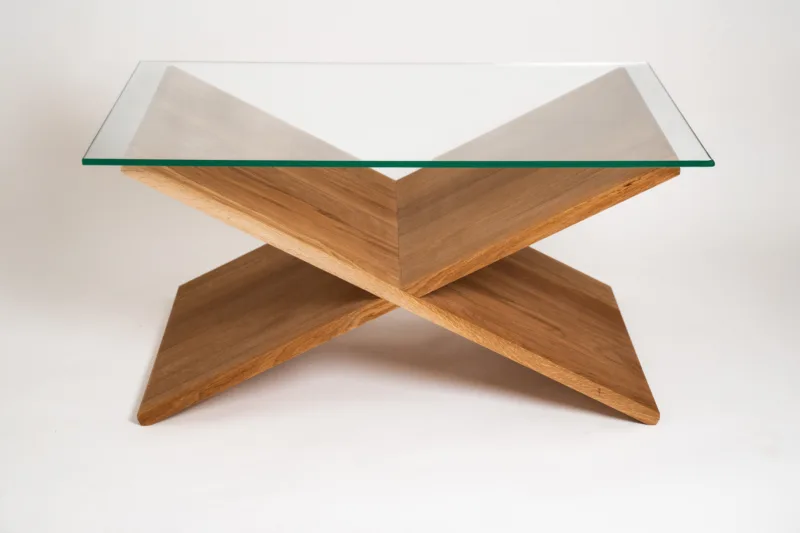 Objevte Konferenční stůl – Bon Feris od Space Root. Masivní dub, X-konstrukce a skleněná deska vytvářejí lehký, ale pevný celek s praktickým prostorem pod deskou.