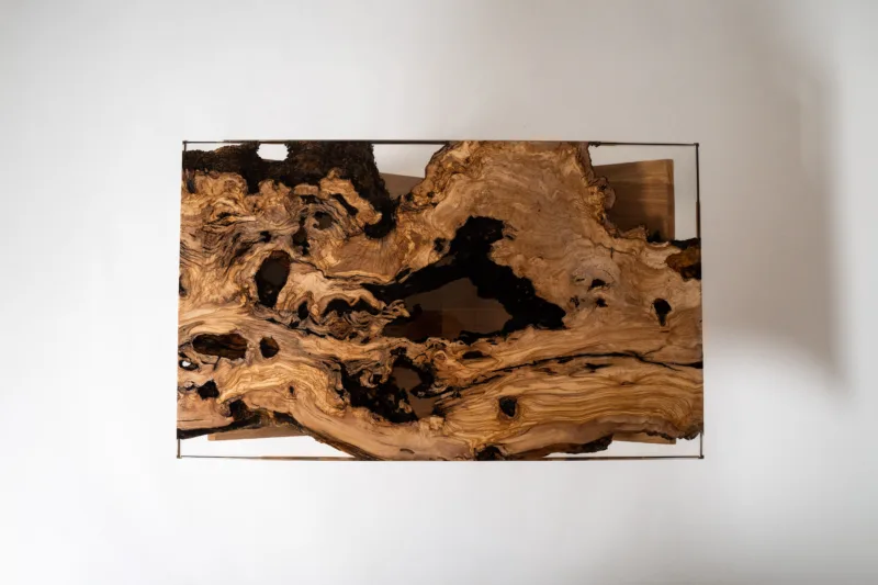 Stolová deska Space Root - Oliv Vetum je deska z více než 100 let starého olivového dřeva a UV stabilní epoxidové pryskyřice.