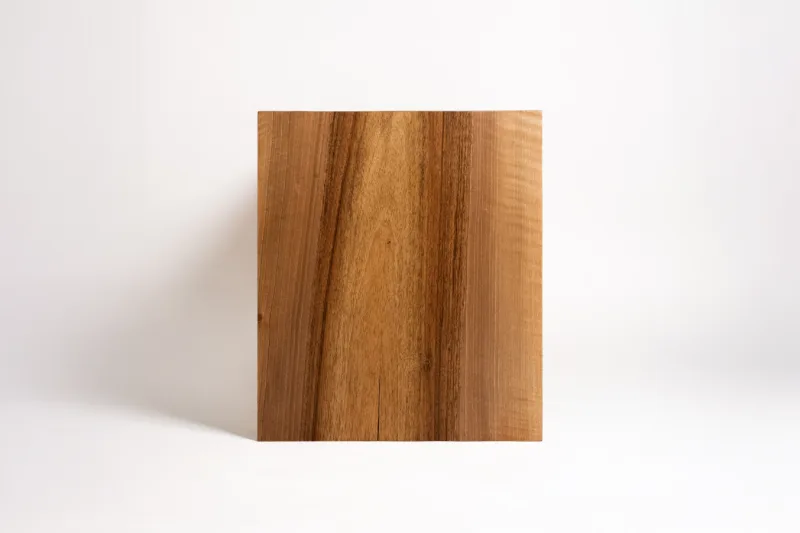 Konferenční stůl Bon Foram je poctou čisté formě a kráse masivního dřeva. Jeho tvar je prostý, přímý a upřímný – právě v této jednoduchosti však spočívá síla celého designu. Každý kus vychází z respektu k řemeslu, materiálu a prostoru, ve kterém má žít. Bon Foram osloví ty, kteří hledají autenticitu, hmotu a klidný estetický výraz.