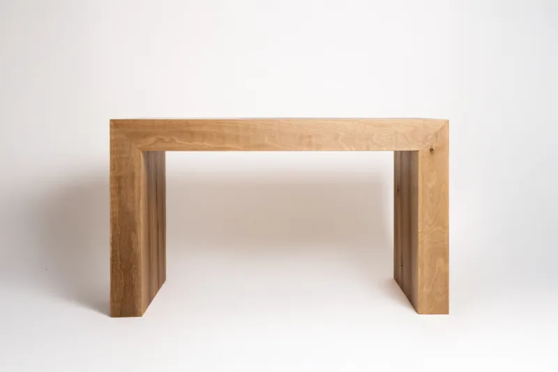 Konferenční stůl Bon Foram je poctou čisté formě a kráse masivního dřeva. Jeho tvar je prostý, přímý a upřímný – právě v této jednoduchosti však spočívá síla celého designu. Každý kus vychází z respektu k řemeslu, materiálu a prostoru, ve kterém má žít. Bon Foram osloví ty, kteří hledají autenticitu, hmotu a klidný estetický výraz.