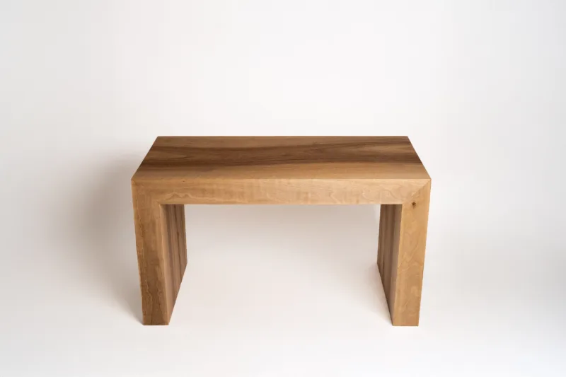 Konferenční stůl Bon Foram je poctou čisté formě a kráse masivního dřeva. Jeho tvar je prostý, přímý a upřímný – právě v této jednoduchosti však spočívá síla celého designu. Každý kus vychází z respektu k řemeslu, materiálu a prostoru, ve kterém má žít. Bon Foram osloví ty, kteří hledají autenticitu, hmotu a klidný estetický výraz.