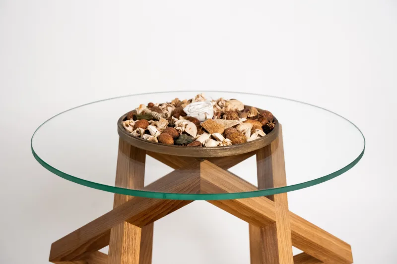 Konferenční stůl Bon Riete spojuje přírodní dřevo s moderním sklem. Stabilní konstrukce, precizní řemeslné zpracování a nadčasový design pro váš interiér.