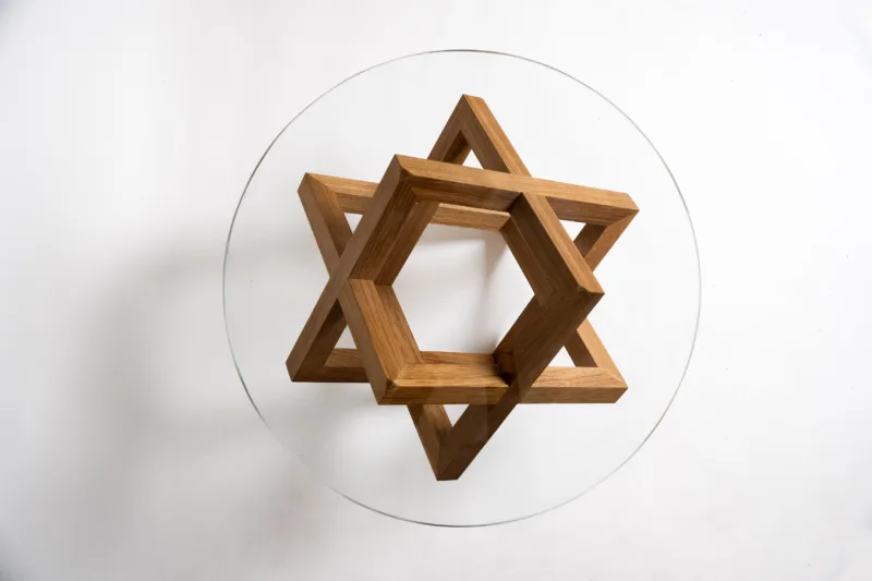 Designový konferenční stůl Bon Riete kombinuje masivní dubovou podnož s elegantní skleněnou deskou. Nadčasový kus, který dodá prostoru styl a charakter.