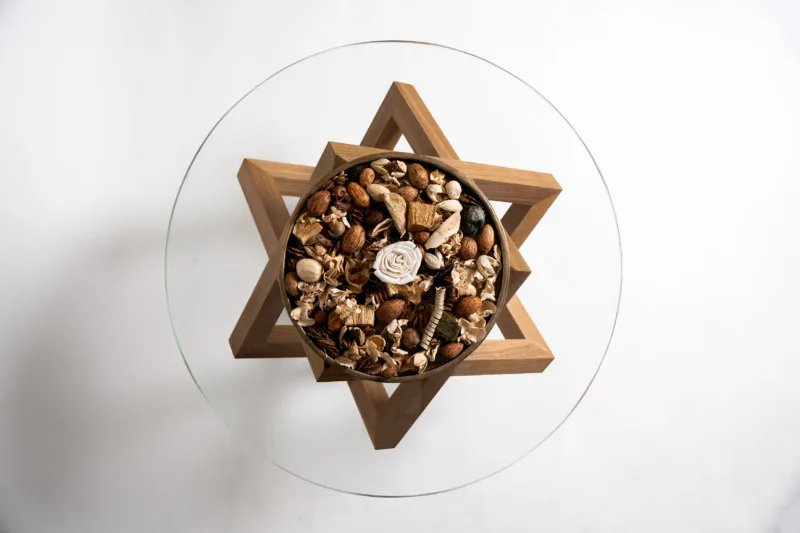 Designový konferenční stůl Bon Riete kombinuje masivní dubovou podnož s elegantní skleněnou deskou. Nadčasový kus, který dodá prostoru styl a charakter.