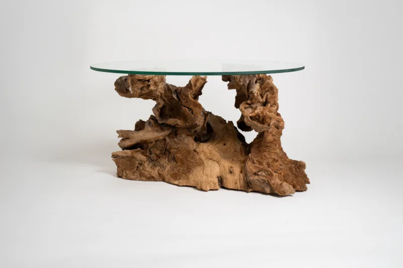 Konferenční stůl Bon Tribelle spojuje přírodní kořen olivovníku starý přes 100 let s elegantní skleněnou deskou Glase Cir. Originální solitér s duší přírody.