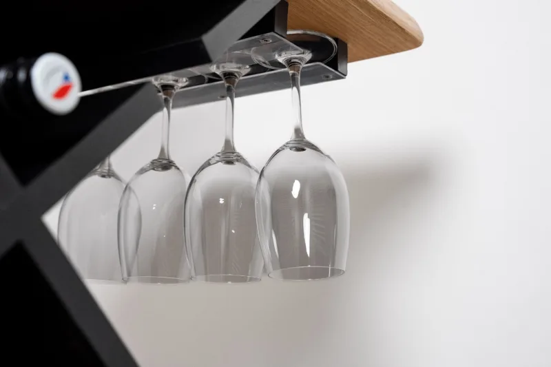 Space Root stolek na víno Bon Vit disponuje dvoumi pracovními deskami z dubového dřeva ve dvou výškových úrovních. To poskytuje vysoký komfort při ruchu kolem stolku při degustaci.