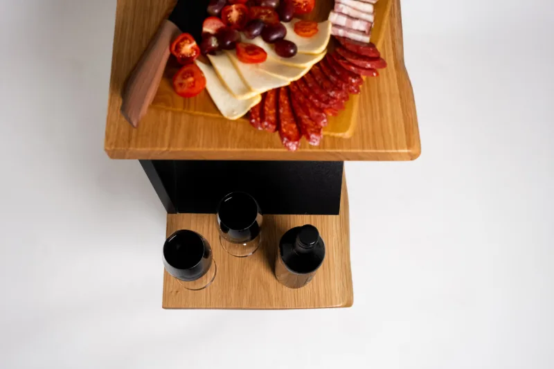 Stolové desky stolu Bon Vit ve dvou úrovních poskytují při používání dokonalý komfort. Vychutnejte si víno i občerstvení stylově a pohodlně se Space Root.