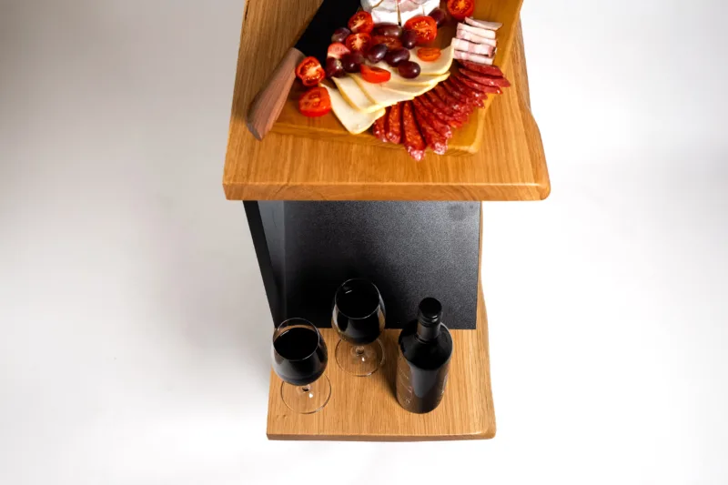 Space Root stolek na víno Bon Vit disponuje dvoumi pracovními deskami z dubového dřeva ve dvou výškových úrovních. To poskytuje vysoký komfort při ruchu kolem stolku při degustaci.