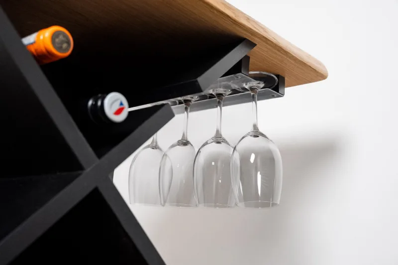 Space Root Bon Vit je vinný stolek, který má spoustu úložných prostor na vinné láhve a sklenice. Je vhodný pro příjemné degustace i větší akce.