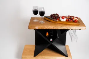 Vinný stolek Space Root - Bon Vit s občerstvením na dubových deskách.