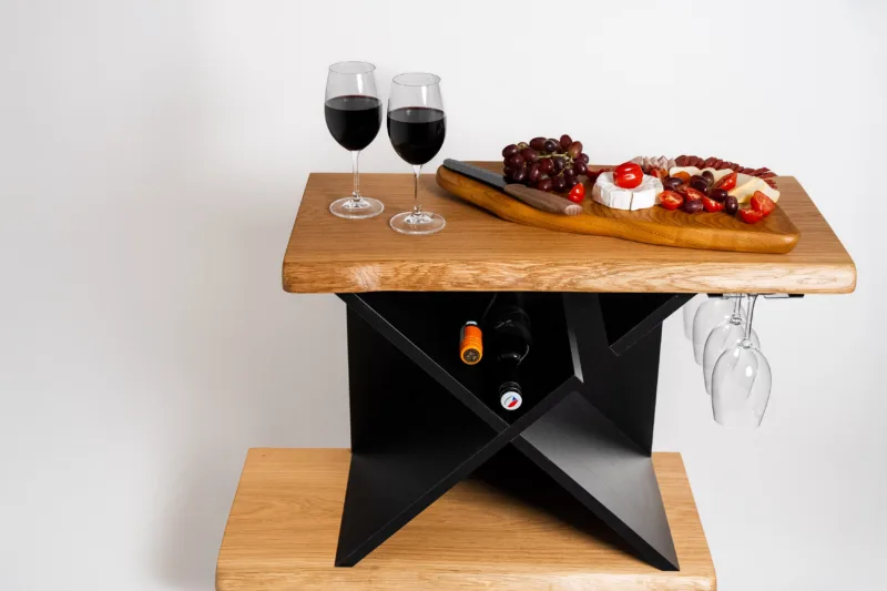 Vinný stolek Space Root - Bon Vit s občerstvením na dubových deskách.