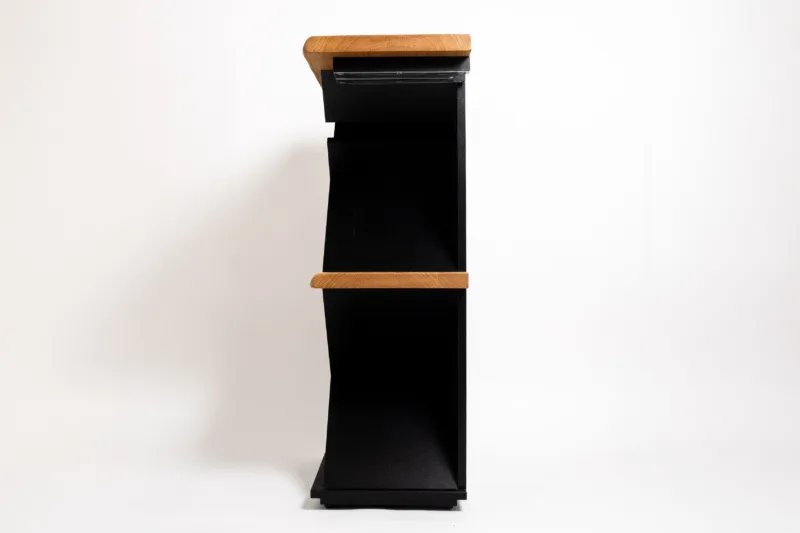 Space Root stolek na víno Bon Vit disponuje dvoumi pracovními deskami z dubového dřeva ve dvou výškových úrovních. To poskytuje vysoký komfort při ruchu kolem stolku při degustaci.