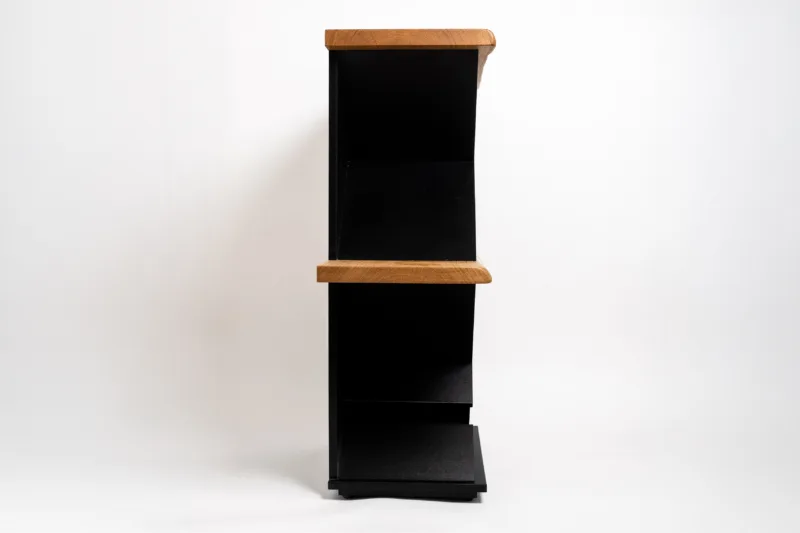 Vinný stolek Bon Vit disponuje dvěmi pracovními deskami z dubového dřeva ve dvou výškových úrovních. To poskytuje vysoký komfort při ruchu kolem stolku při degustaci.