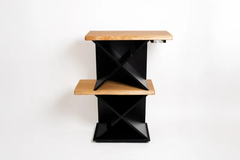 Space Root vinný stolek Bon Vit s velkou úložnou kapacitou na láhve vína a vinné skleničky.