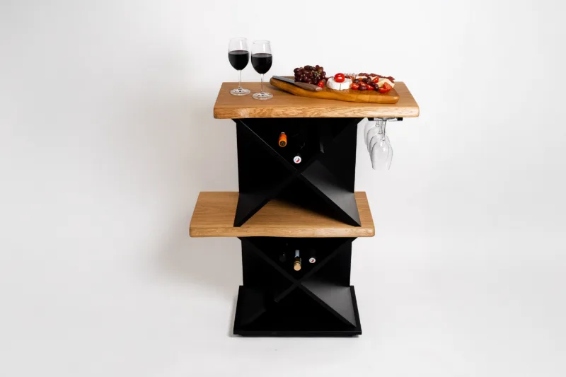 Vinný stolek - Bon Vit - je vyrobený z černého lamina a dubových desek. Fotka zepředu s občerstvením.