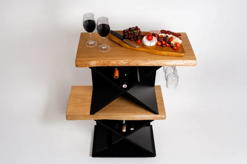 Space Root stůl na víno s úložným prostorem až na 24 lahví vína.