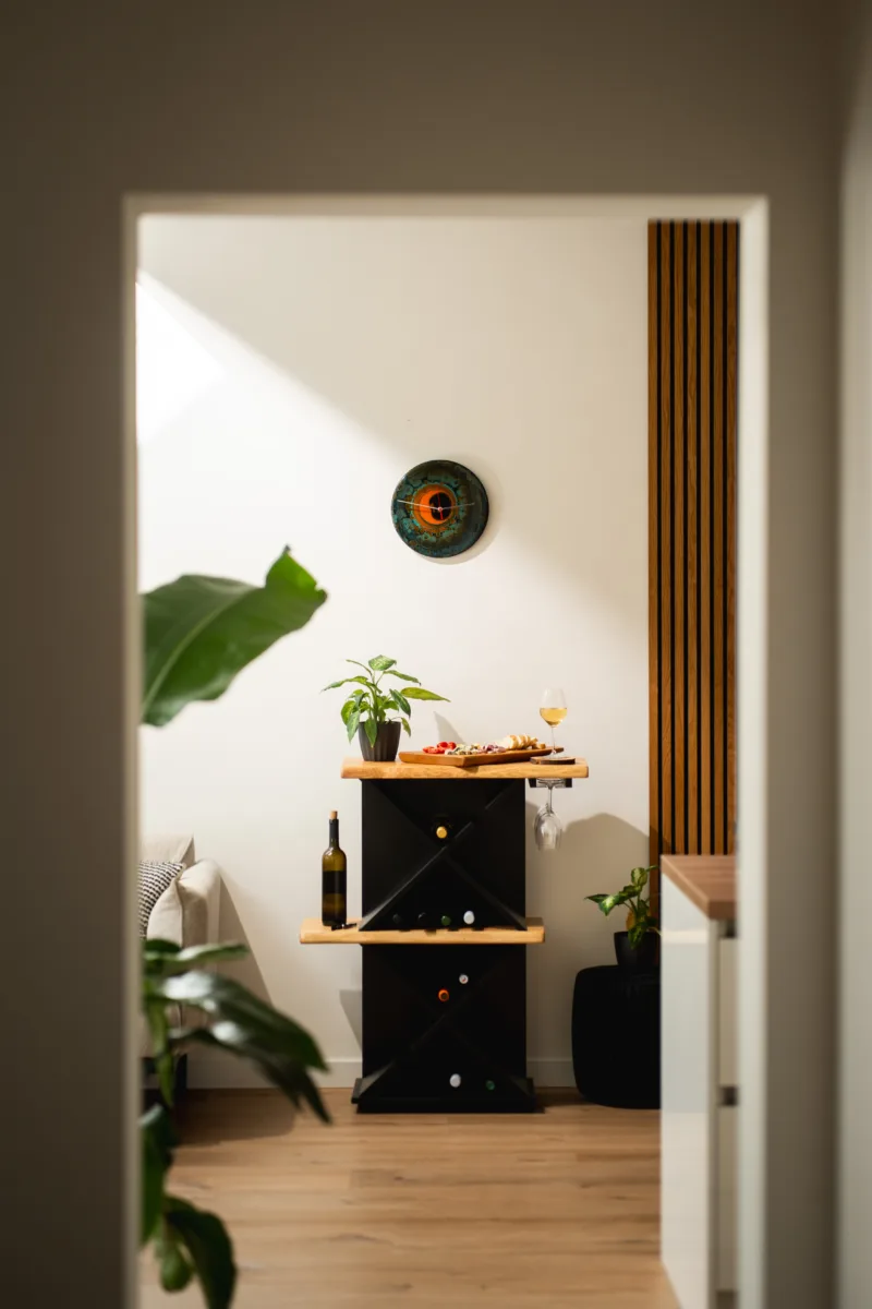designove-nastenne-hodiny-orrin-akha-space-root