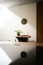 designove-nastenne-hodiny-orrin-akha-space-root-6