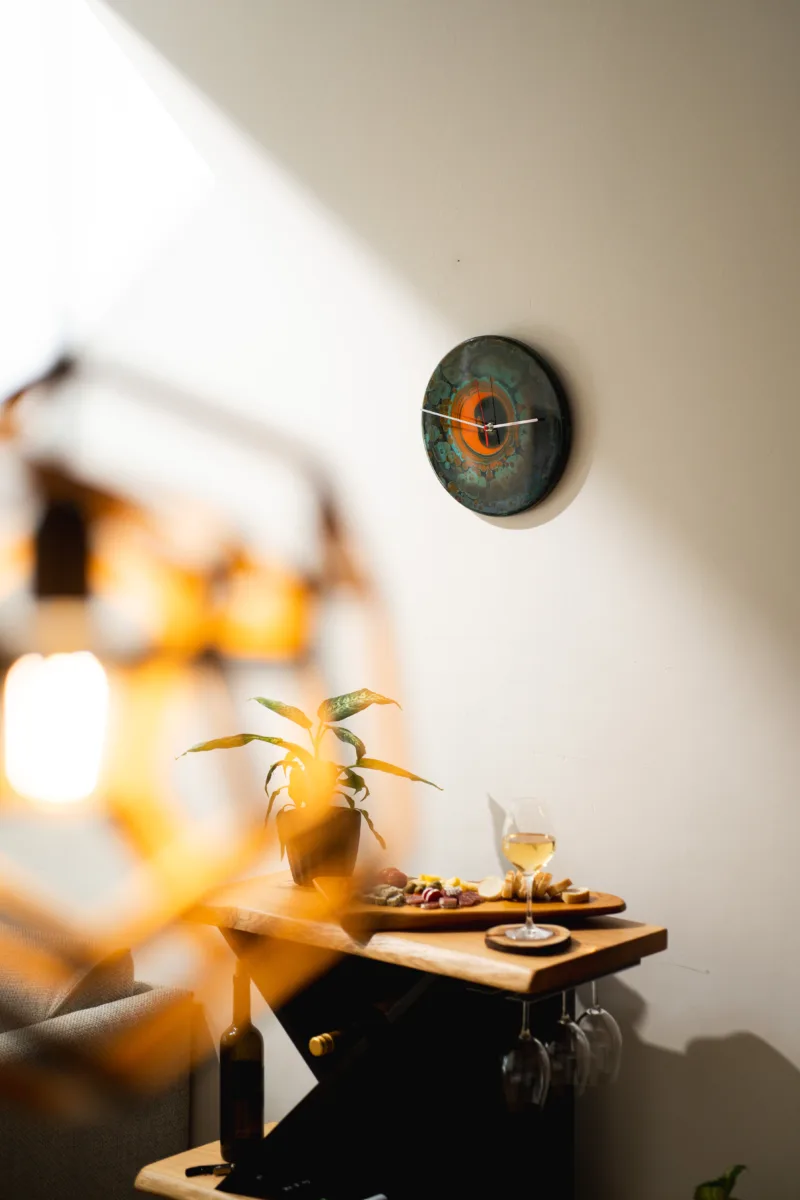 designove-nastenne-hodiny-orrin-akha-space-root-8