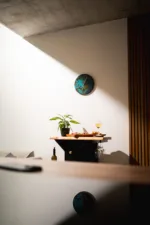 designove-nastenne-hodiny-orrin-deyra-space-root-7