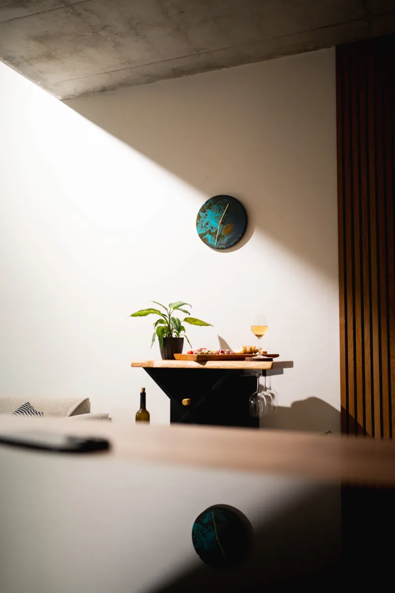 designove-nastenne-hodiny-orrin-deyra-space-root-7