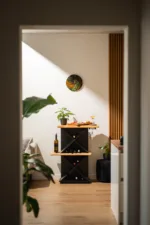 designove-nastenne-hodiny-orrin-lahar-space-root-1