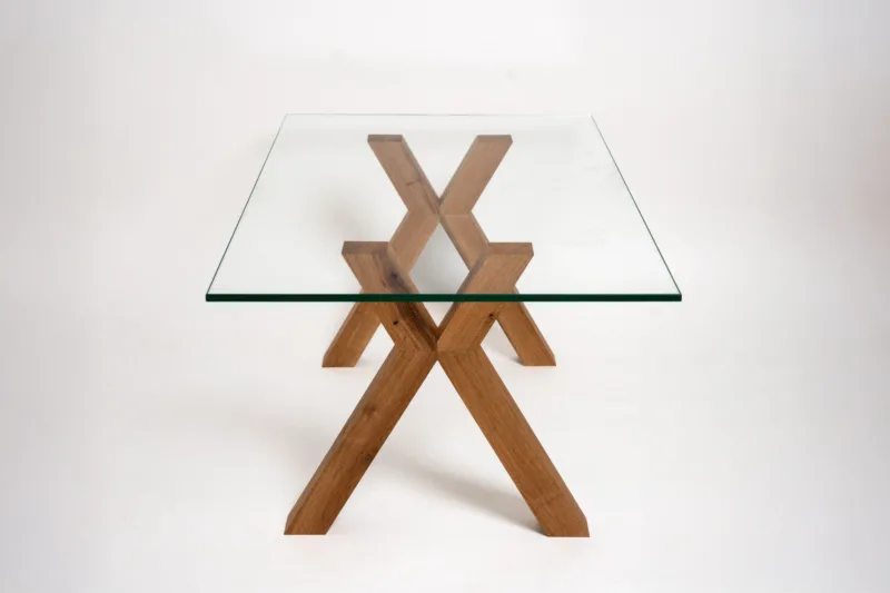 Konferenční stůl z dubového dřeva Bon Ravera se skleněnou deskou Glase Cirte pohled na boční stranu.