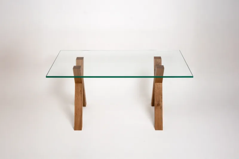 Konferenční stůl z dubového dřeva Bon Ravera se skleněnou deskou Glase Cirte pohled zepředu.