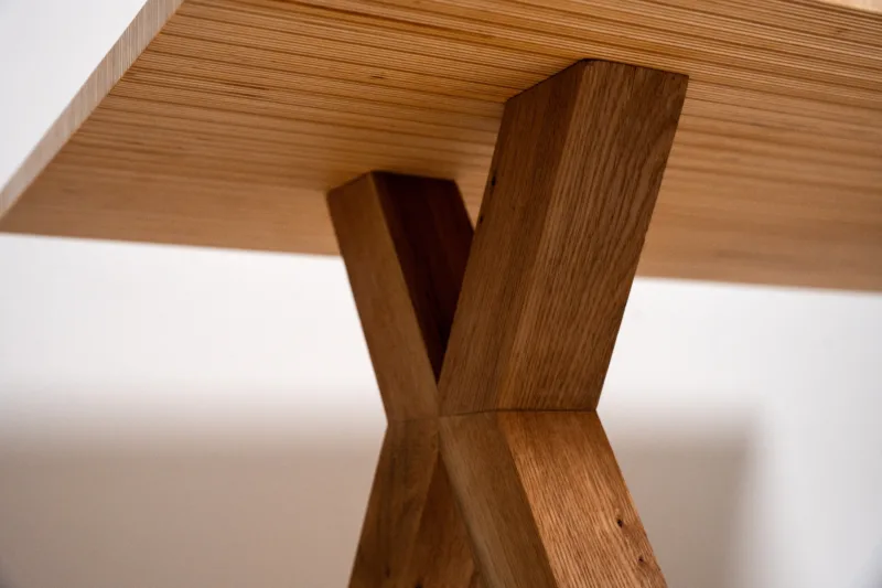 Konferenční dubový stůl Bon Ravera s designovou deskou Line Plana pohled na detail nohy.