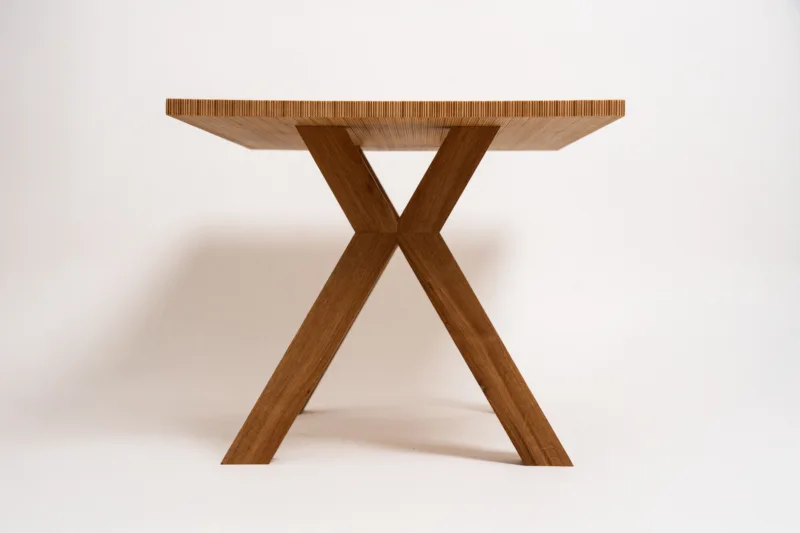 Konferenční dubový stůl Bon Ravera s designovou deskou Line Plana pohled z profilu.