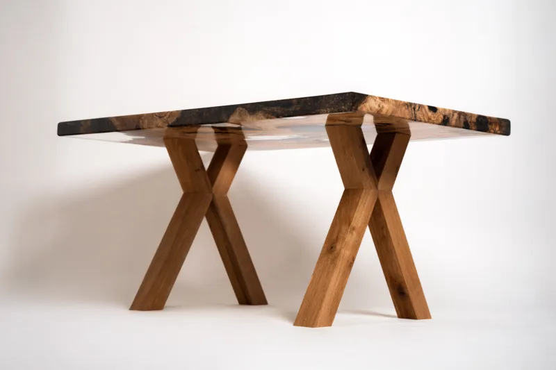 Konferenční stůl z dubového dřeva Bon Ravera s epoxidovou deskou Oliv Vetum z olivovníku pohled zespodu.