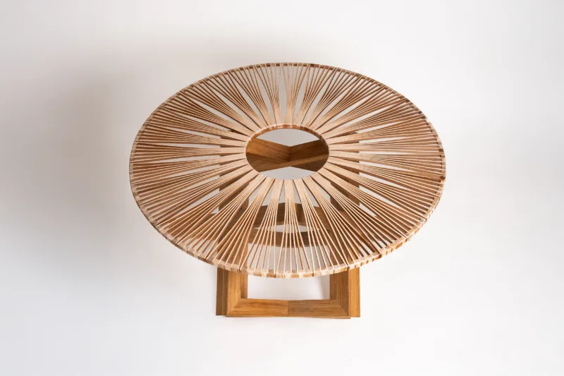 Konferenční dubový stůl Bon Riete s designovou deskou Arbo Iris z epoxidové pryskyřice pohled shora.