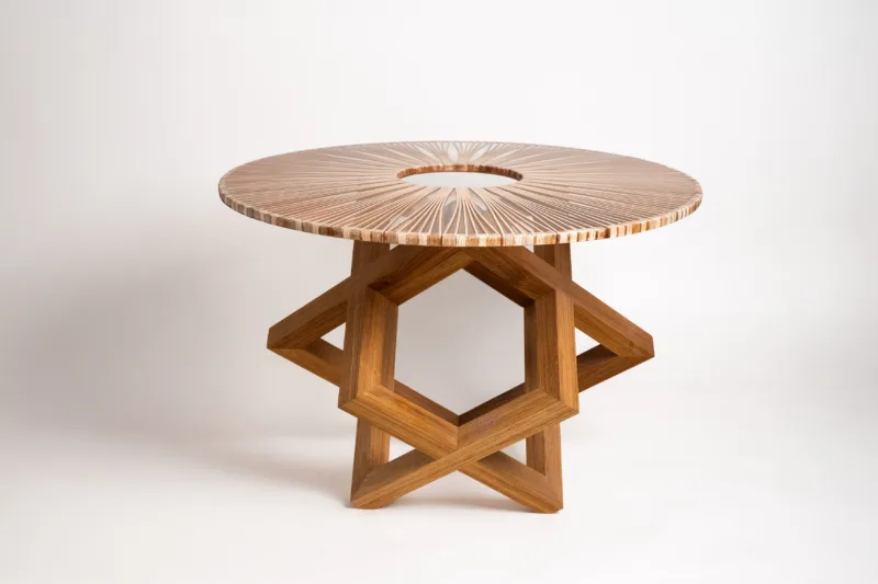 Konferenční dubový stůl Bon Riete s designovou deskou Arbo Iris z epoxidové pryskyřice pohled zepředu.