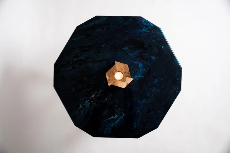 Konferenční dubový stůl Bon Riete s designovou deskou Line Nexus pohled shora se svícnem.