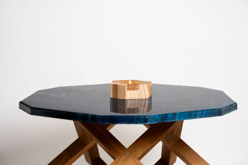 Konferenční dubový stůl Bon Riete s designovou deskou Line Nexus pohled na desku se svícnem.