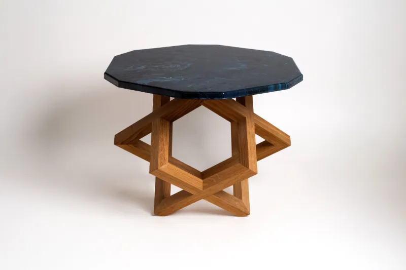 Konferenční dubový stůl Bon Riete s designovou deskou Lume Neb pohled zepředu.