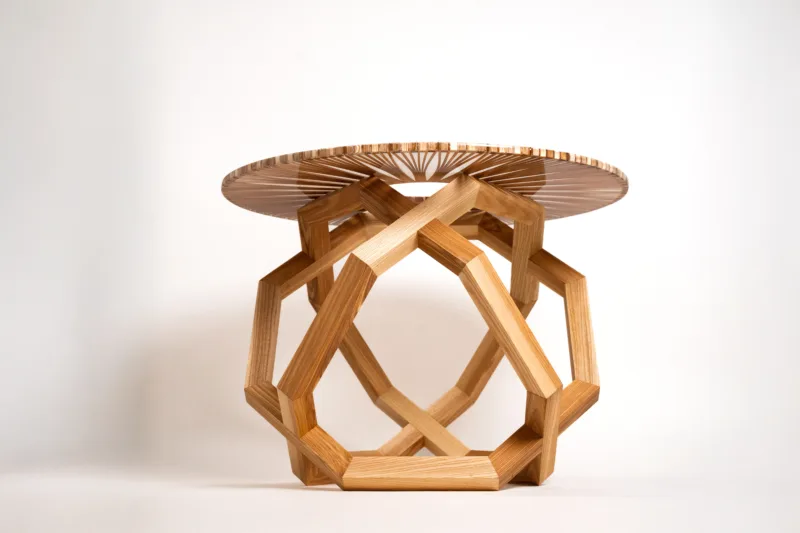 Konferenční jasanový stůl Bon Taero s epoxidovou deskou Arbo Iris pohled ze strany.