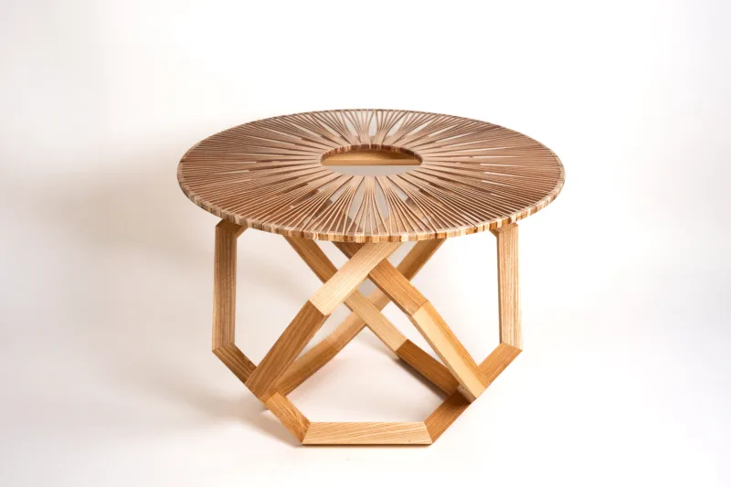 Konferenční jasanový stůl Bon Taero s epoxidovou deskou Arbo Iris pohled zepředu.