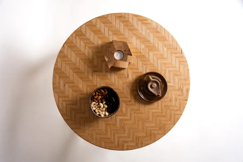 Konferenční jasanový stůl Bon Taero s designovou deskou Line Verrum pohled shora s dekorací.